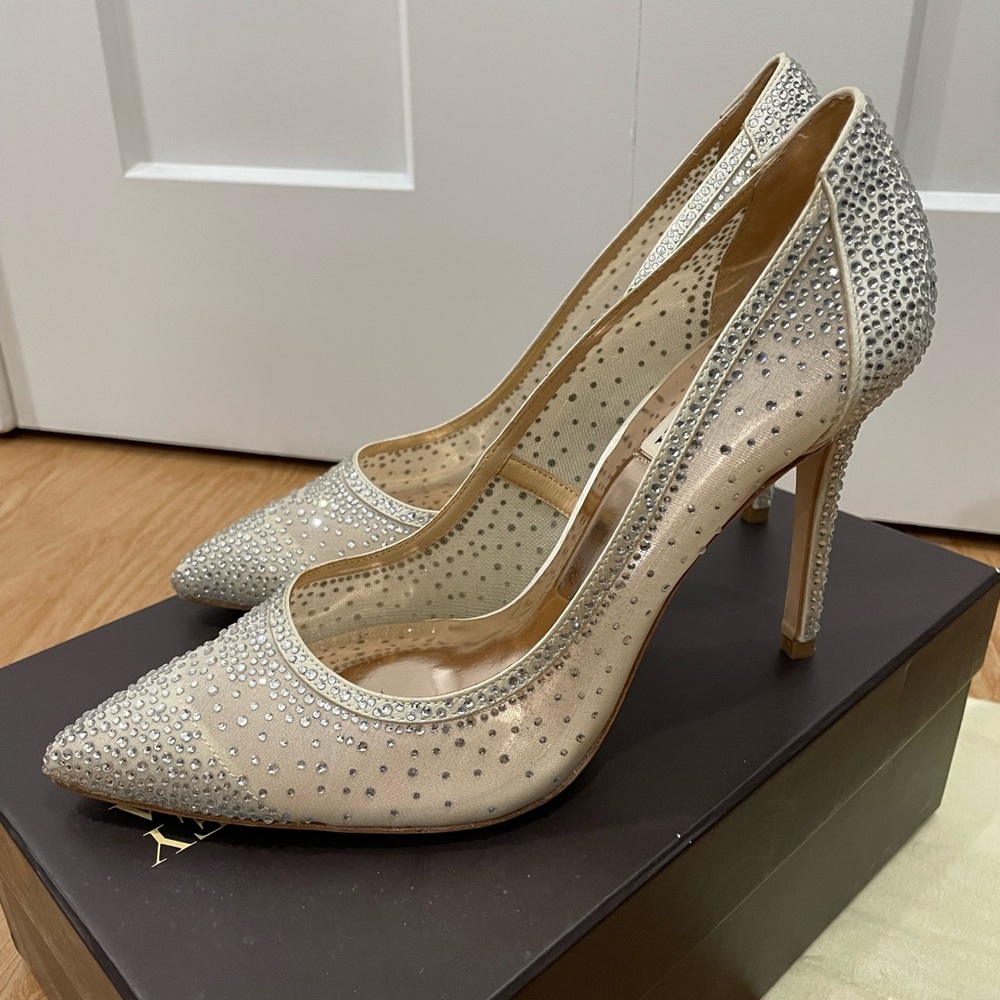 BADGLEY MISCHKA Weslee Pointed Toe Pump Heels Ivory Satin 8.5 - Picture 2 of 11